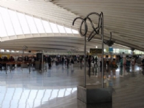 EL CORREO Las esculturas de Aitor Urdangarin 'toman' el aeropuerto